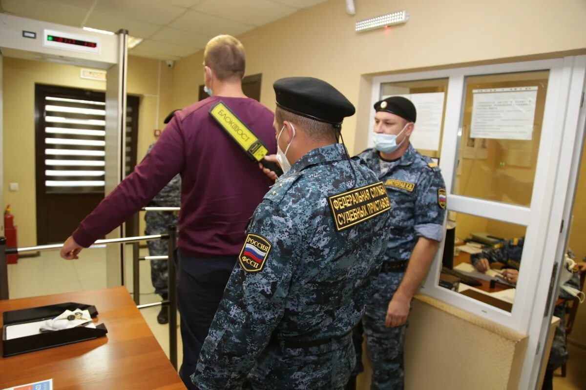 Служба приставов севастополе. Суд Севастополь. Военный суд Севастополь. Пристав в суде Севастополь. ФССП пронос в здание суда.