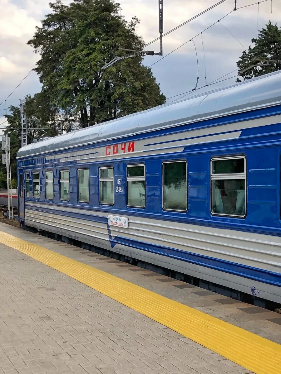 Есть ли поезд в сочи. Ретро поезд Адлер Гагра. Туристический поезд Сочи Гагра. Туристический поезд Сочи вагоны. Поезд Гагра.