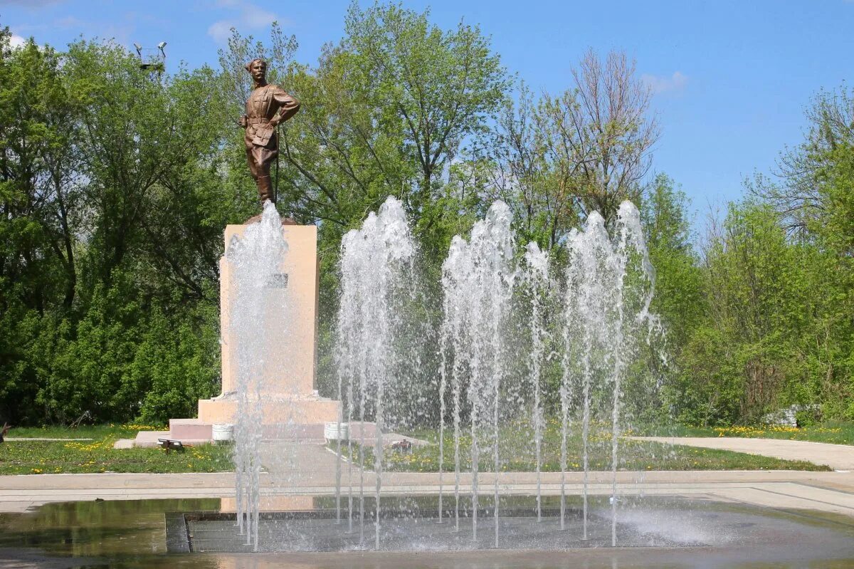 Чапаевск волгоград. Памятник иващенко в чапаевске. Станция чапаевск самарская область. Нагорный парк чапаевск. Город чапаевск самарской области.