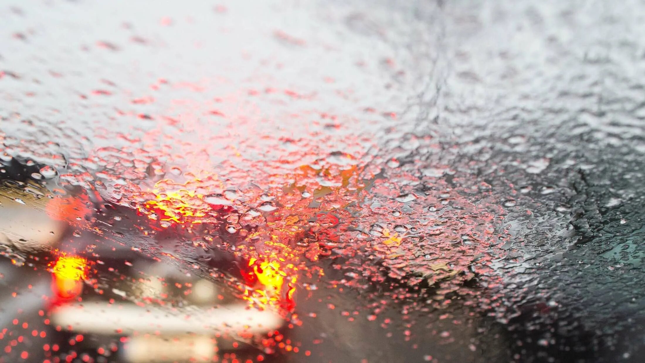 Запотевает стекло в дождь. Запотевшие стекла автомобиля. Запотевшее стекло. Запотевшие стекла в машине. Запотевание стекол.
