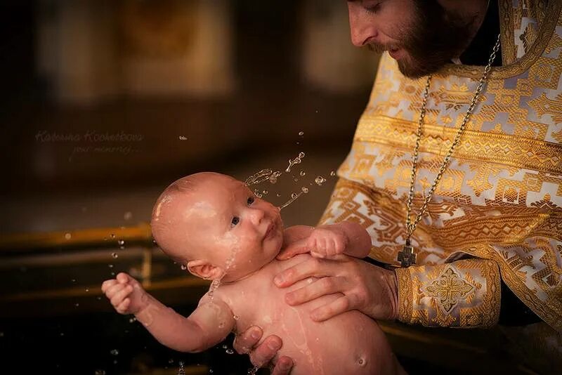 Крещение в церкви. В каком возрасте крестился. Список на крещение ребенка. Обряд крещения. Православные таинства крещение.