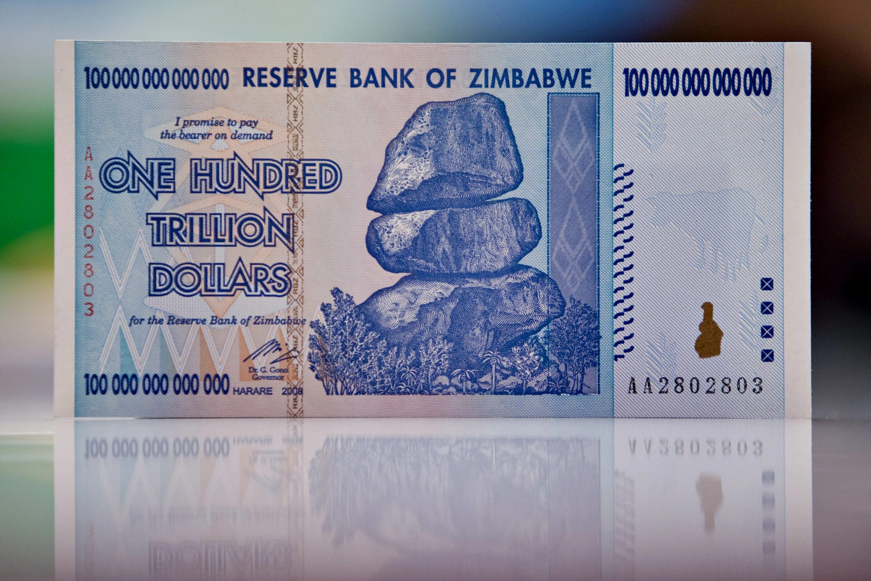 Зимбабве купюра 100 триллионов. Купюра Зимбабве СТО триллионов долларов. 100 Триллионов долларов Зимбабве. 1 Триллион долларов Зимбабве.