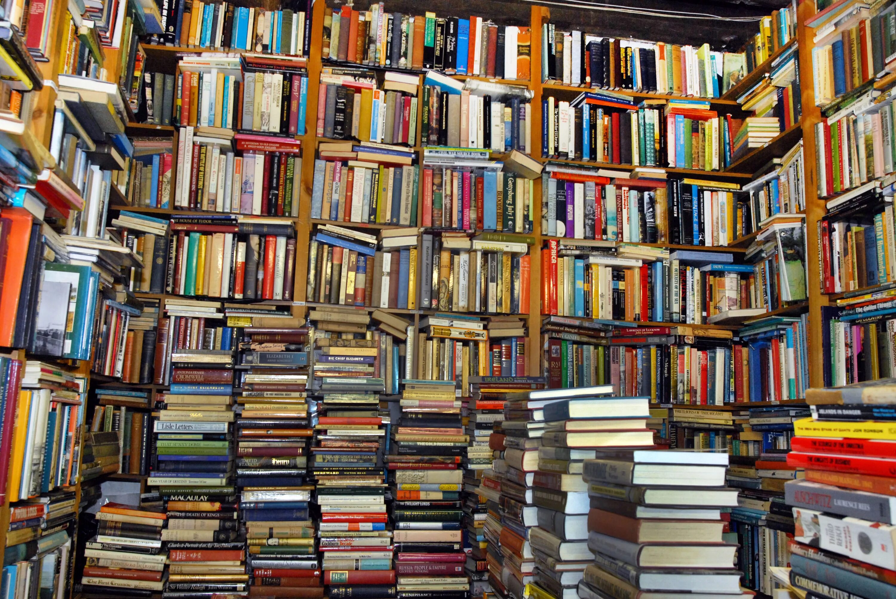 Как быть с большим количеством книг. Много книг. стопка книг. куча книжек. стопка книг в библиотеке.