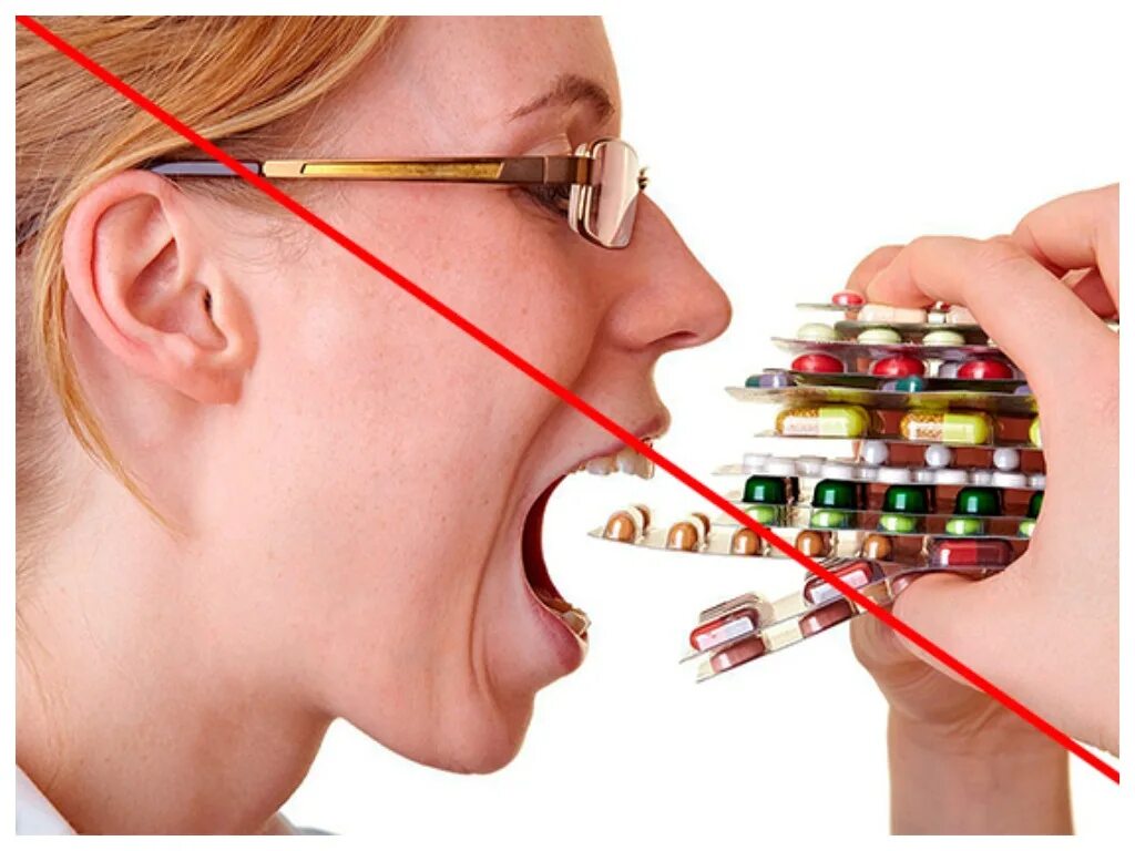Человек пьет таблетки. Прием лекарств. Употребление лекарств. Заставляют пить таблетки