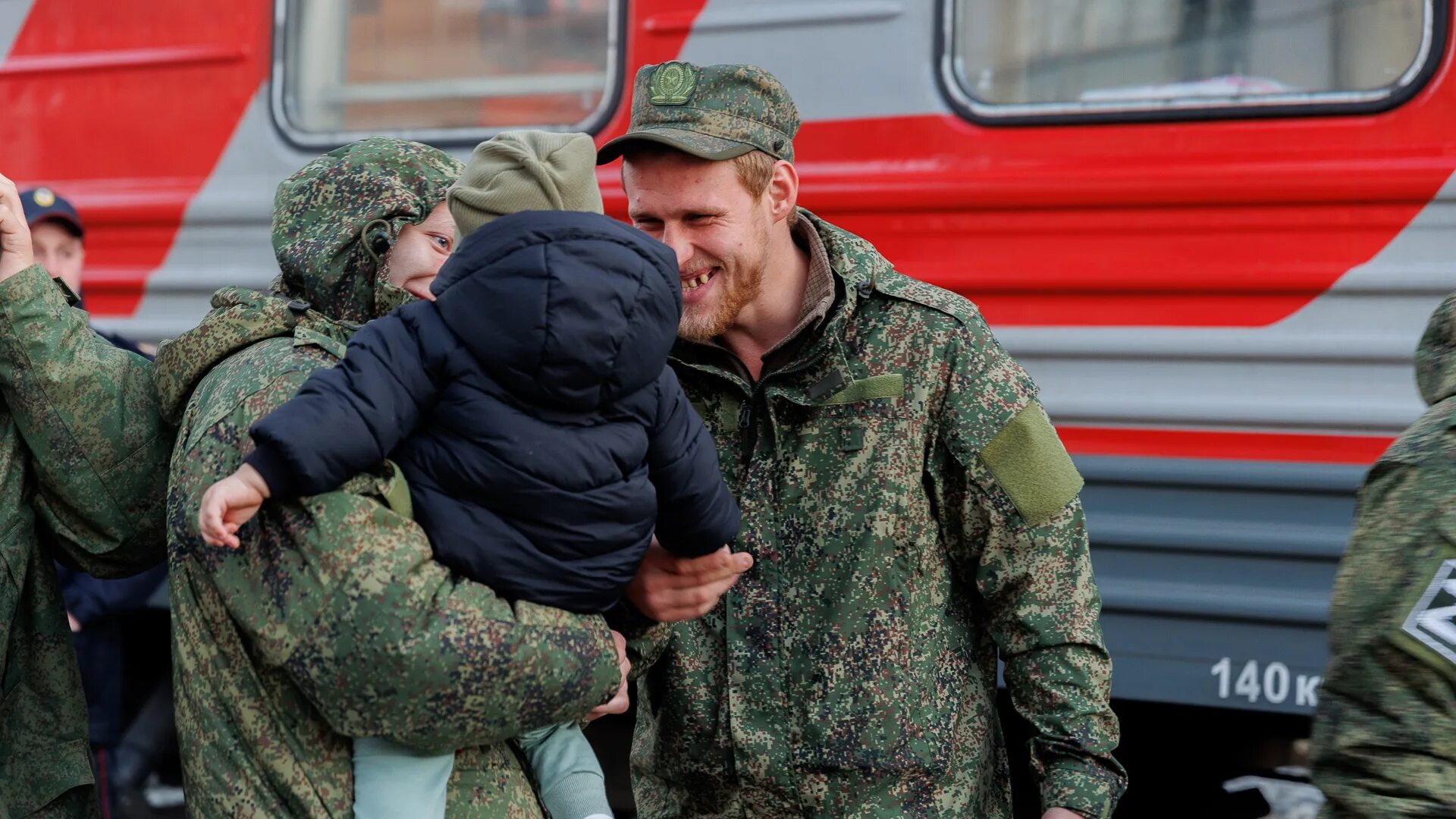 Пособия семьям военных. Семья военнослужащего. Российский солдат с ребенком. Военнослужащий. Поддержка военнослужащих.