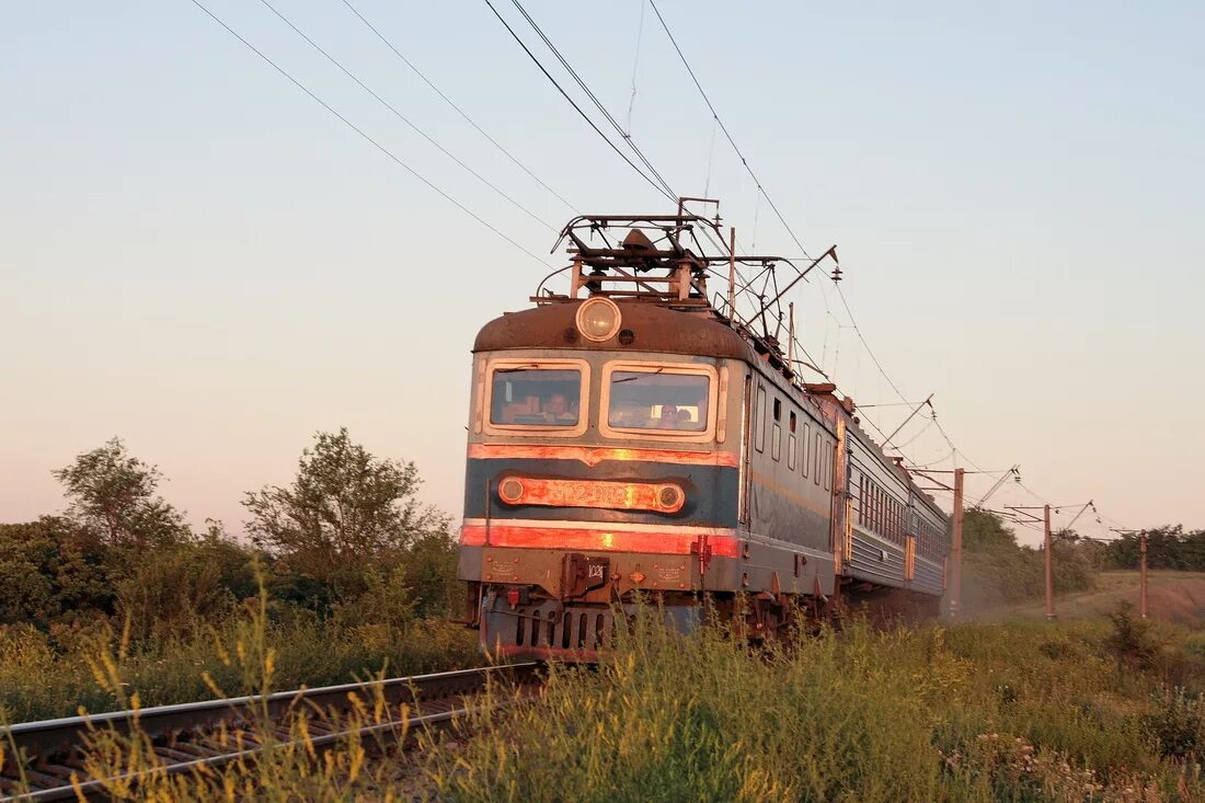 поезд в индии. единственная железная дорога. единственная железная дорога. рельсы закат. самый большой и длинный поезд в мире.