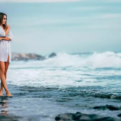Les pieds dans l’eau Beach photoshoot, Beach photography poses, Beach portraits