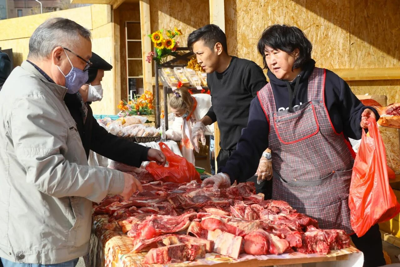 Якутская колбаса. Якутская колбаса. Якутские деликатесы. Якутские деликатесы якутск. Кровяная колбаса якутская.