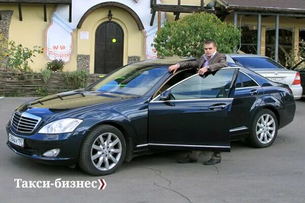 Нанять автомобиль с водителем. Фото и картинки профессионального vip водителя. Вип водитель москва. Вип водитель москва. Водитель и автомобиль.
