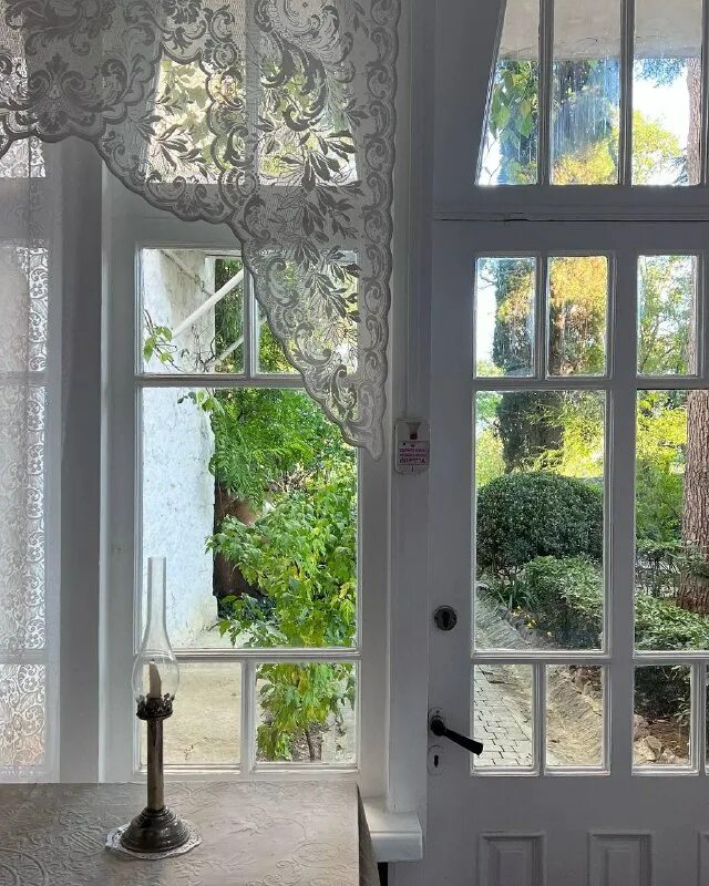 Ялтинская дача чехова стояла сочинение. Дача куприна в мисхоре. Чехов антон дача в ялте. Ялтинская дача чехова стояла почти изложение огэ. Текст егэ по чехову.