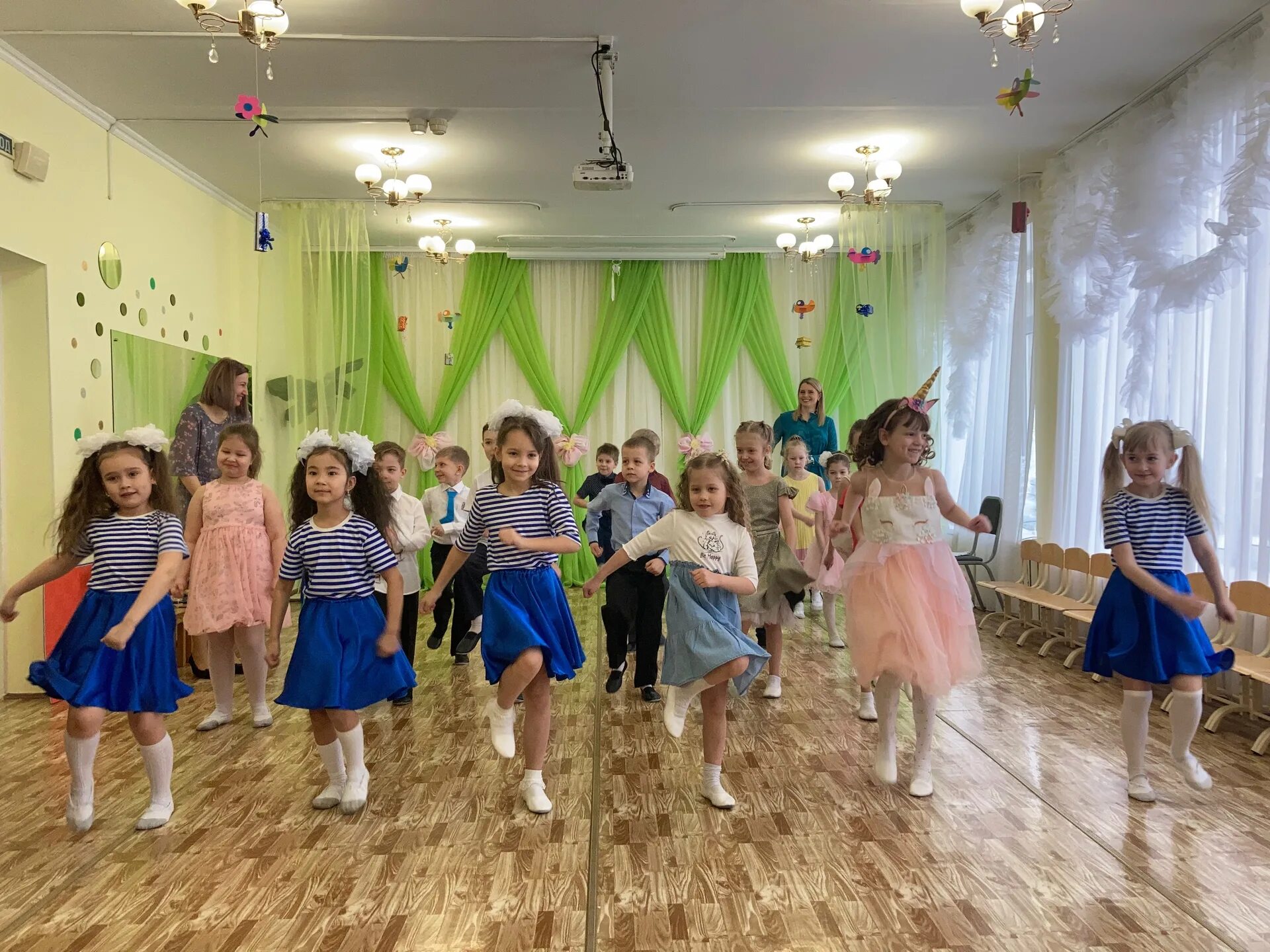 утренник в саду. детский утренник в детском саду. утренник в доу. белочка на утреннике в детском саду. садик колокольчик 237.