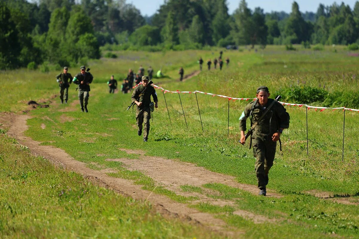 Марш бросок военные. Солдаты на марш броске. Марш бросок в полной экипировке. Курсант на марш броске.