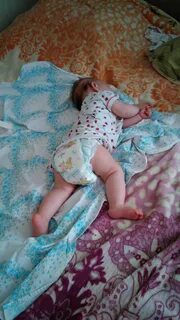 Переворачивается на живот и просыпается