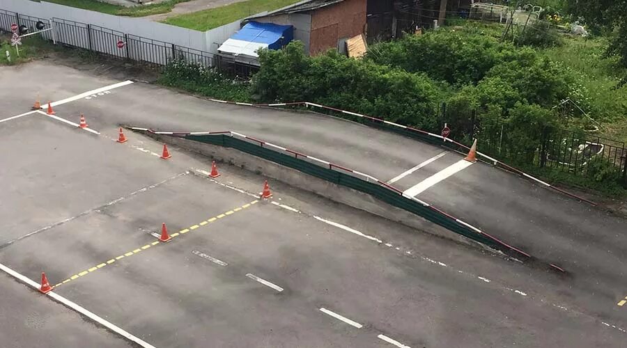Экзамен по вождению площадка. Эстакада площадка в гаи. Учебная эстакада. Учебная эстакада для автошколы. Учебная эстакада для автошколы.