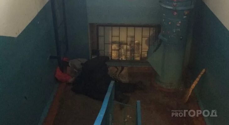 Студентку в подъезде