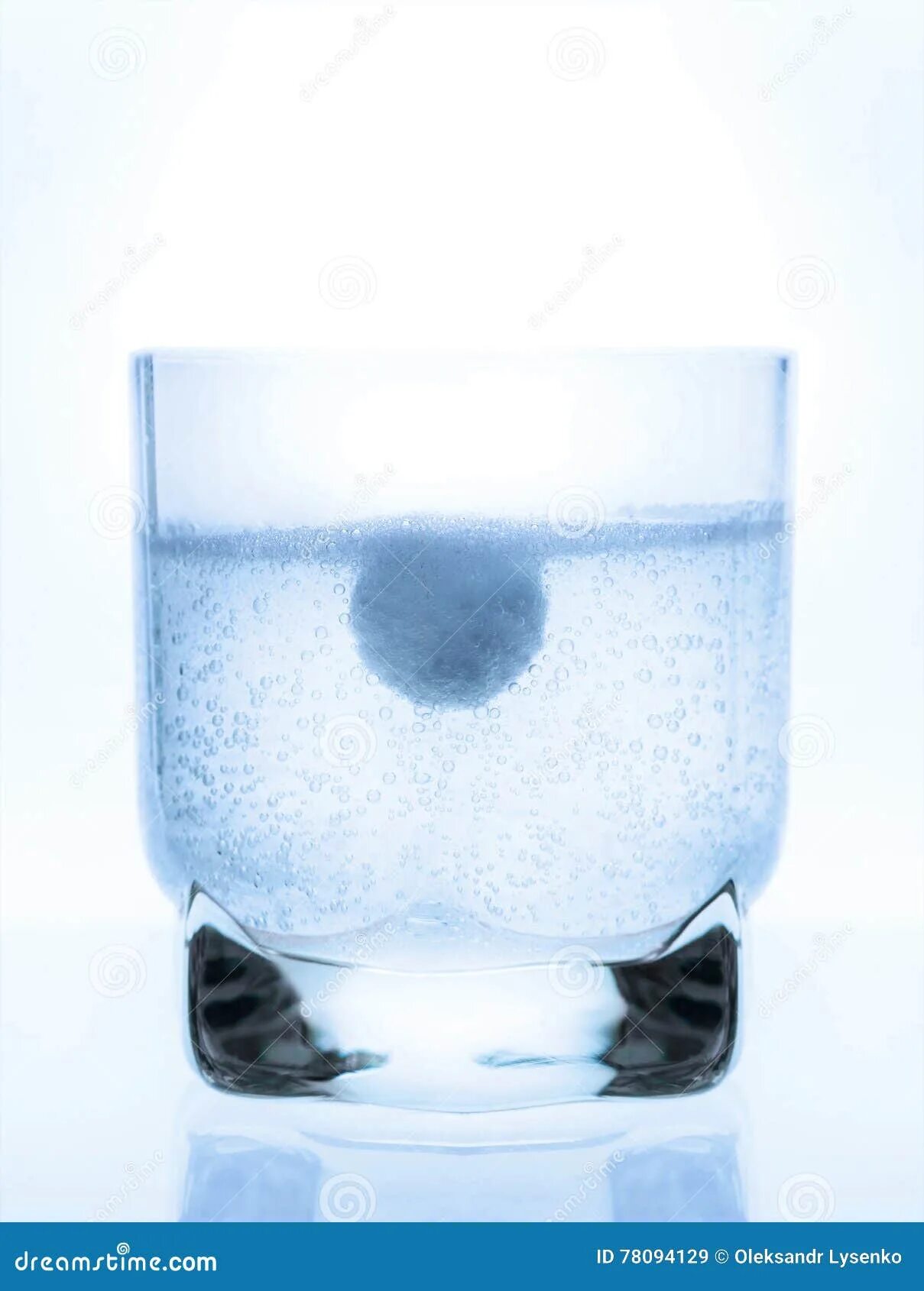 Ацетон растворяется в воде. Растворимость ацетона в воде. Бензин в воде. Полярные и неполярные растворители. Метиловый спирт растворимость в воде.