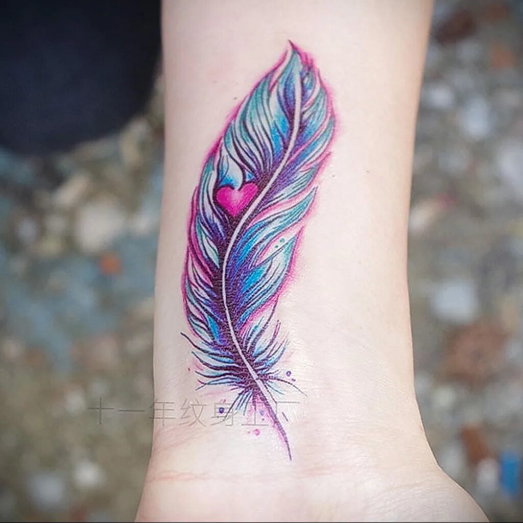 Тату перышко для девушек. Тату поют. Тату перо. Тату перо. Тату перо на руке.