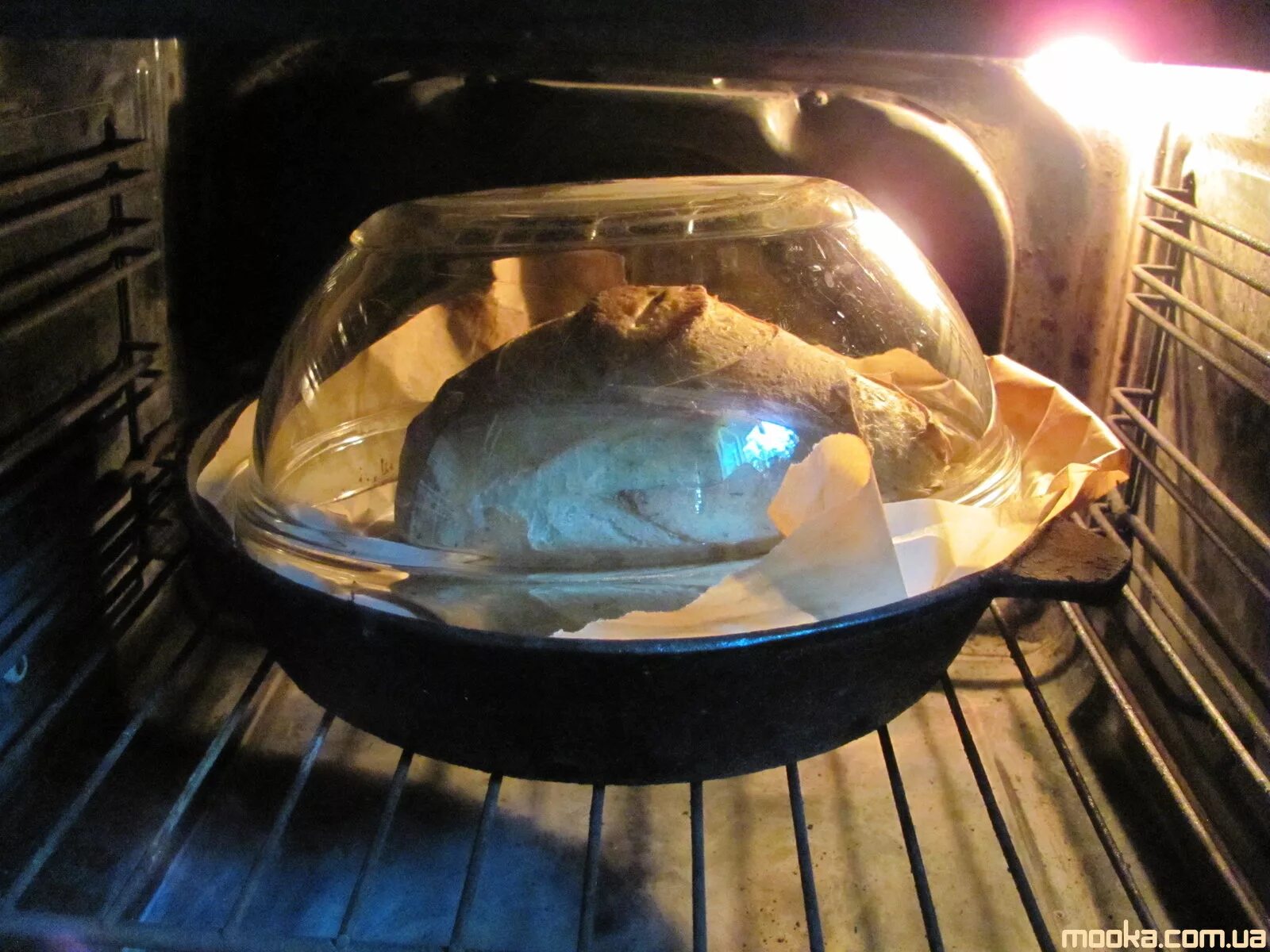Взять под колпак. Хлеб печь под колпаком. Выпечка хлеба под колпаком. Печь хлеб в чугунной кастрюле. Чугунная кастрюля для выпечки хлеба.