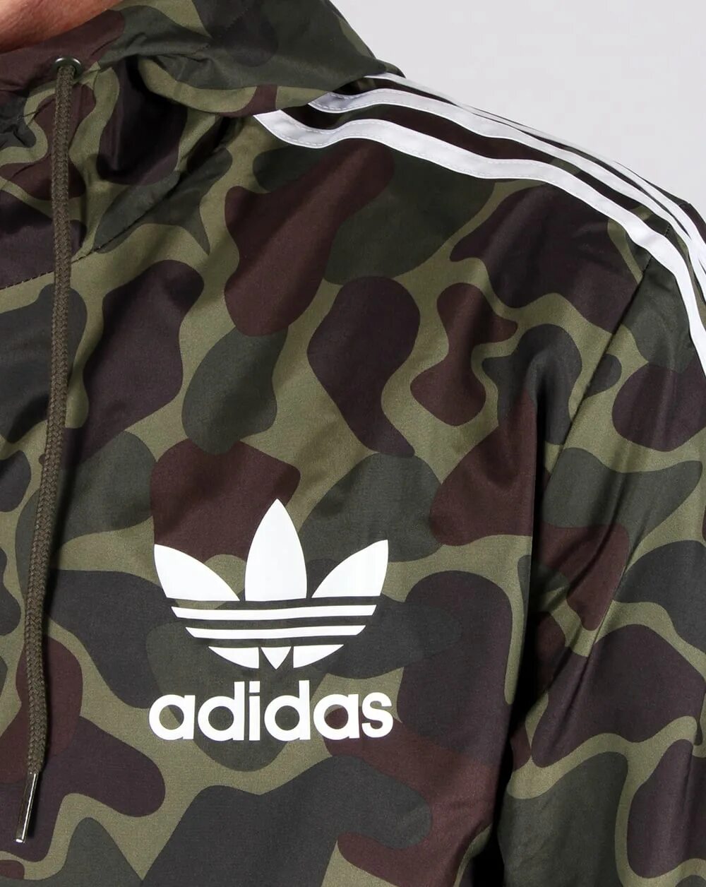 Адидас хаки. Adidas камуфляж куртка. Adidas Camo. Ветровка adidas хаки. Олимпийка adidas камуфляж.