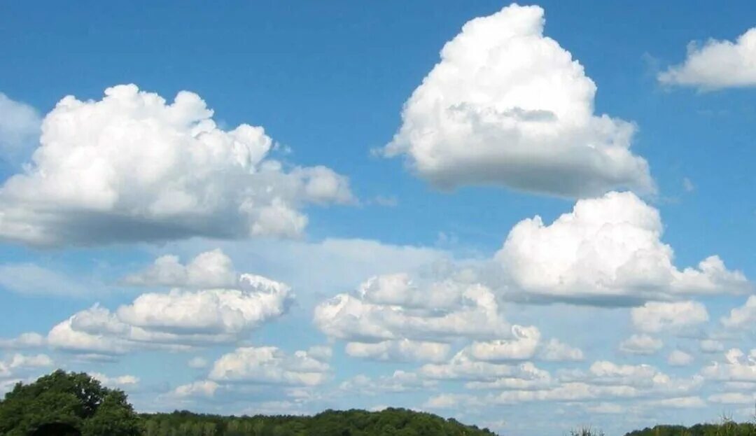 Облака плывут большие. Кучевые облака. Красивые Кучевые облака. Кучевые облака над рекой. Облако картинка.