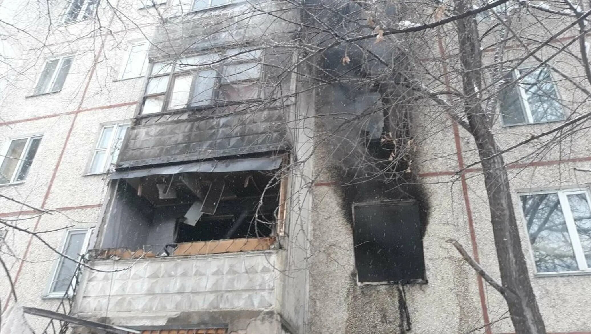 Пожар в алматы вчера. Пожар в жилом доме в Алматы. Обстрел стекла. Выбитые стекла.