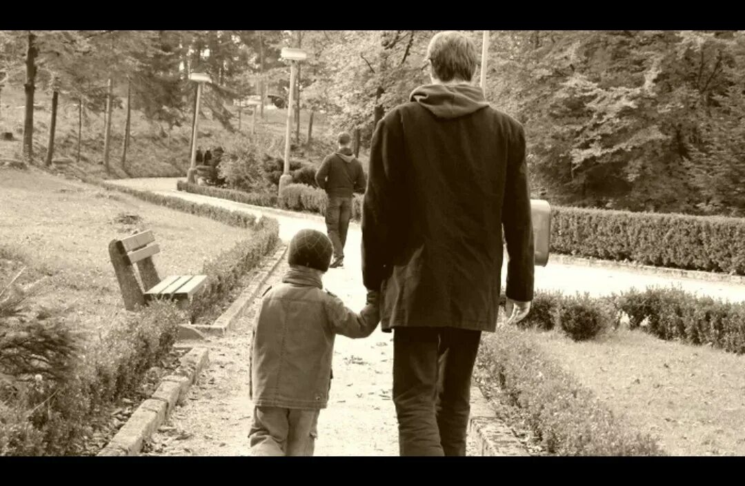 Отец ушел на охоту и до сих пор не вернулся. Ты ушел навсегда папа. Папа навсегда. Папа я ухожу. Уходящий мужчина.