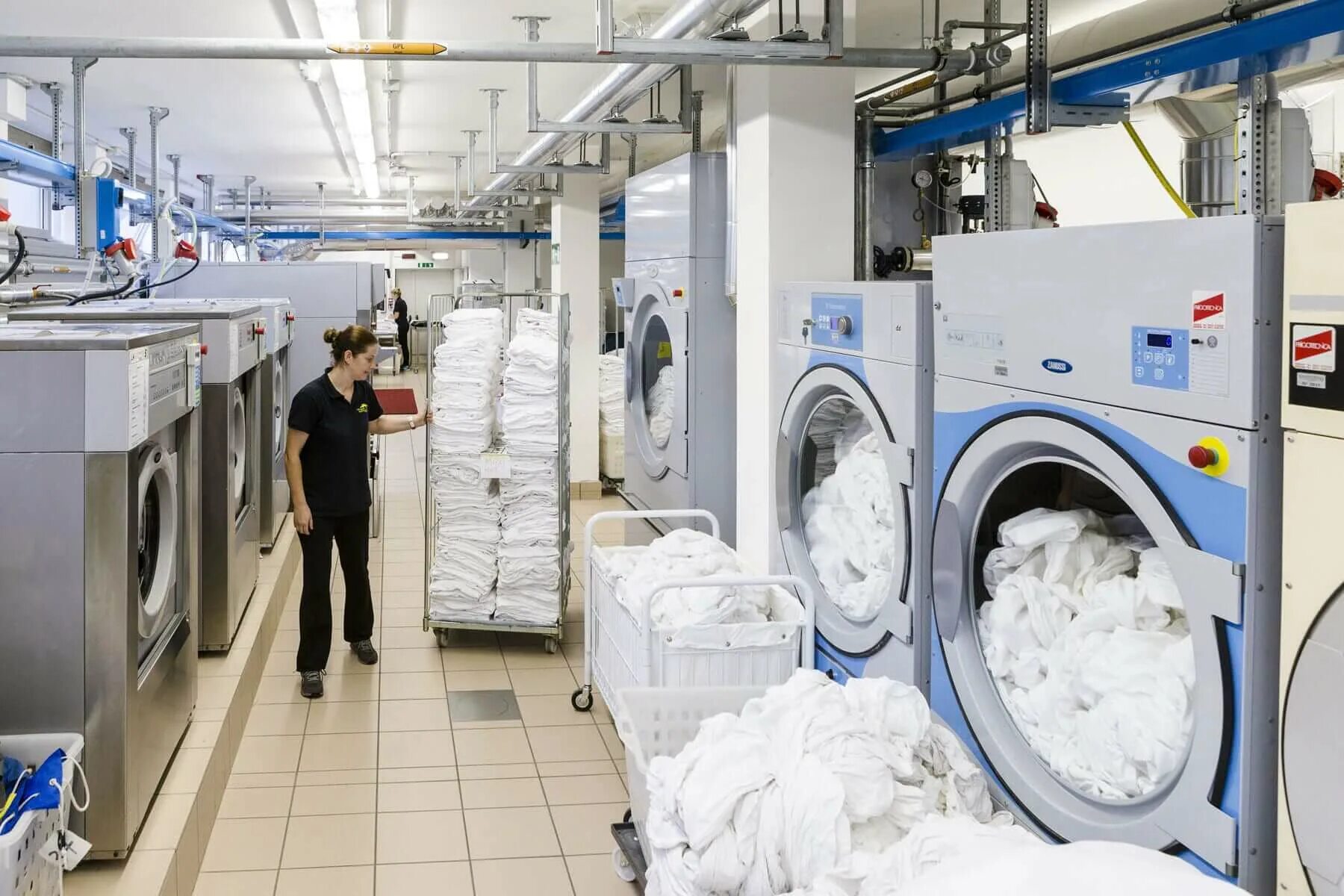 Стирка белья для гостиниц. Стиральная машина для прачечной. Прачечная в гостинице. Стиральная машина для прачечной. Прачка в отеле.