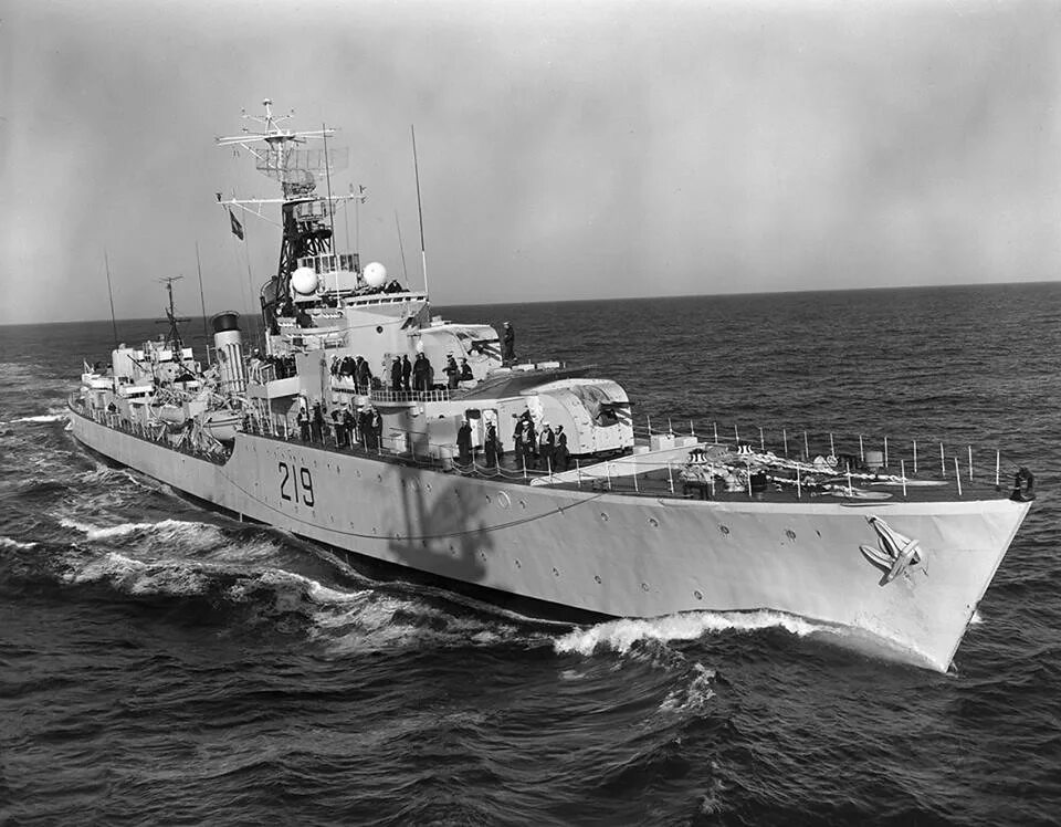 Uss russell ddg-59. Альборз эсминец. Эсминец флетчер второй мировой войны. Эсминец арли берк. Эсминец "саханд" иран вооружение.