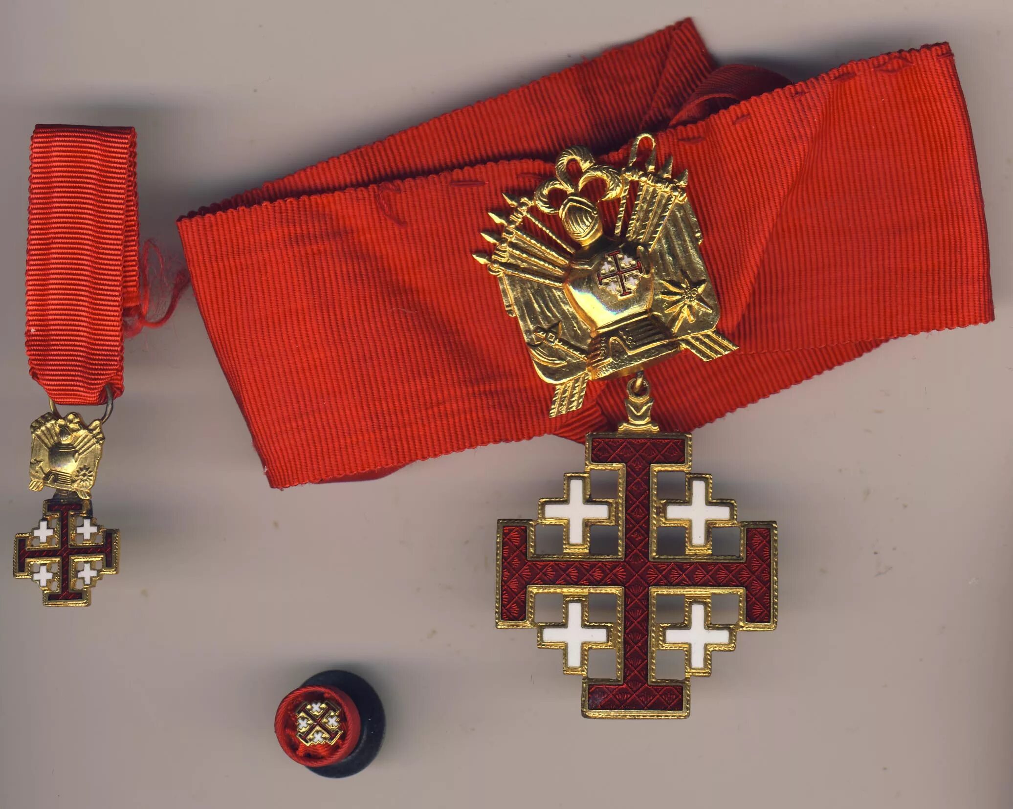 Орден святого гроба господня крест. Орден святого гроба господнего иерусалимского рыцарь. Орден гроба господня. Орден гроба господня. Звезда орден святого гроба господня.