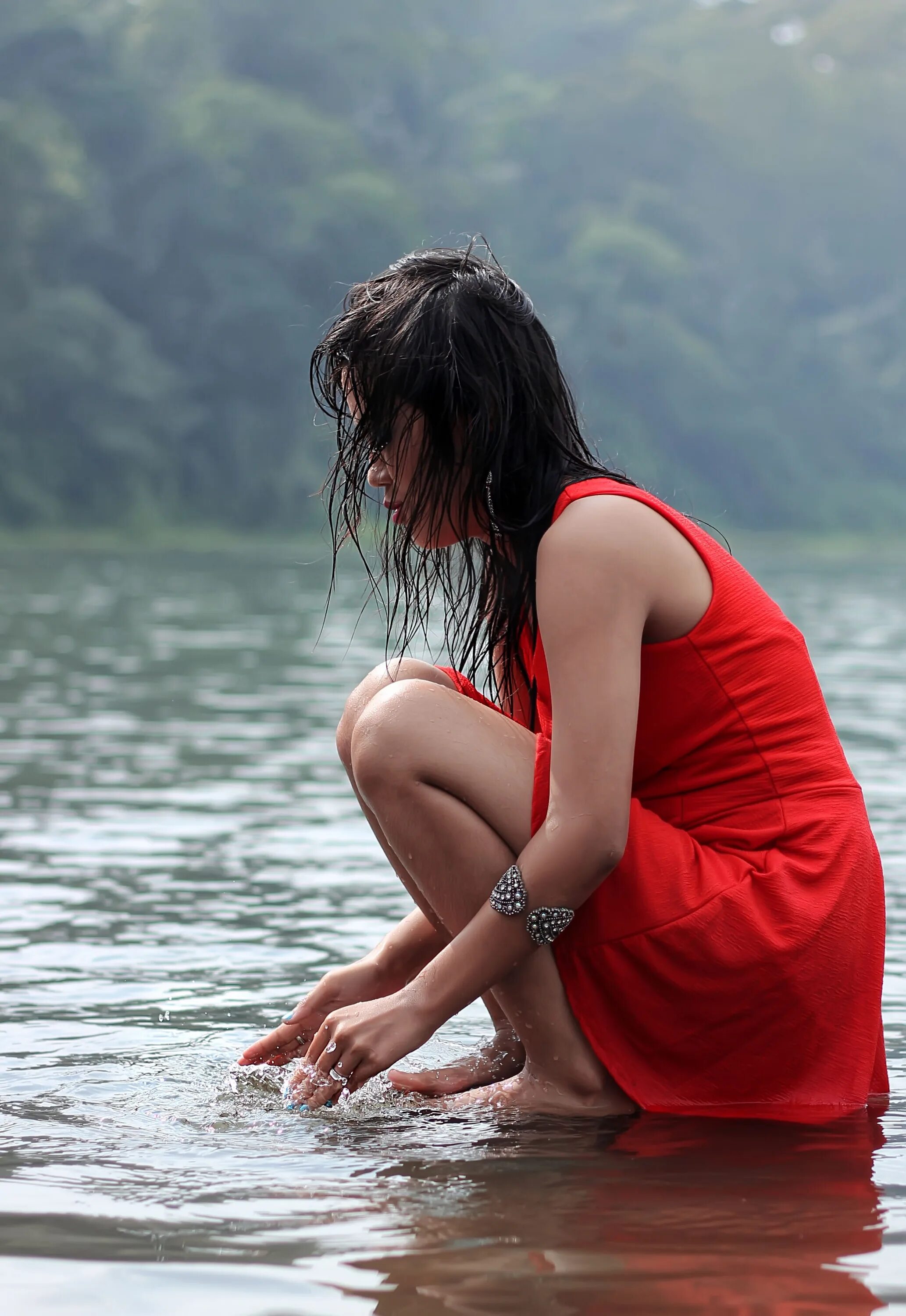 Lake girl. Девушка в воде. Девушки на речке. Девушка у реки. Мокрое платье.