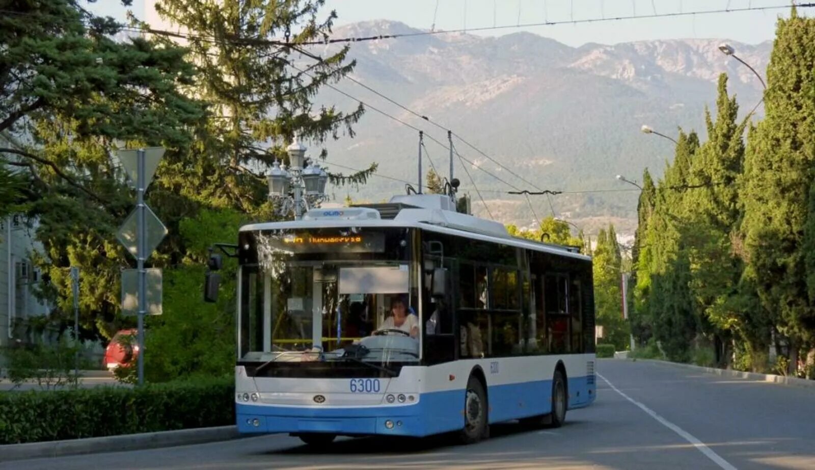 Самая протяженная троллейбусная линия в крыму. Троллейбусная дорога Симферополь-Ялта. Троллейбусная трасса Симферополь Ялта. Троллейбус 52 Симферополь Ялта.