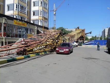 Кран упал