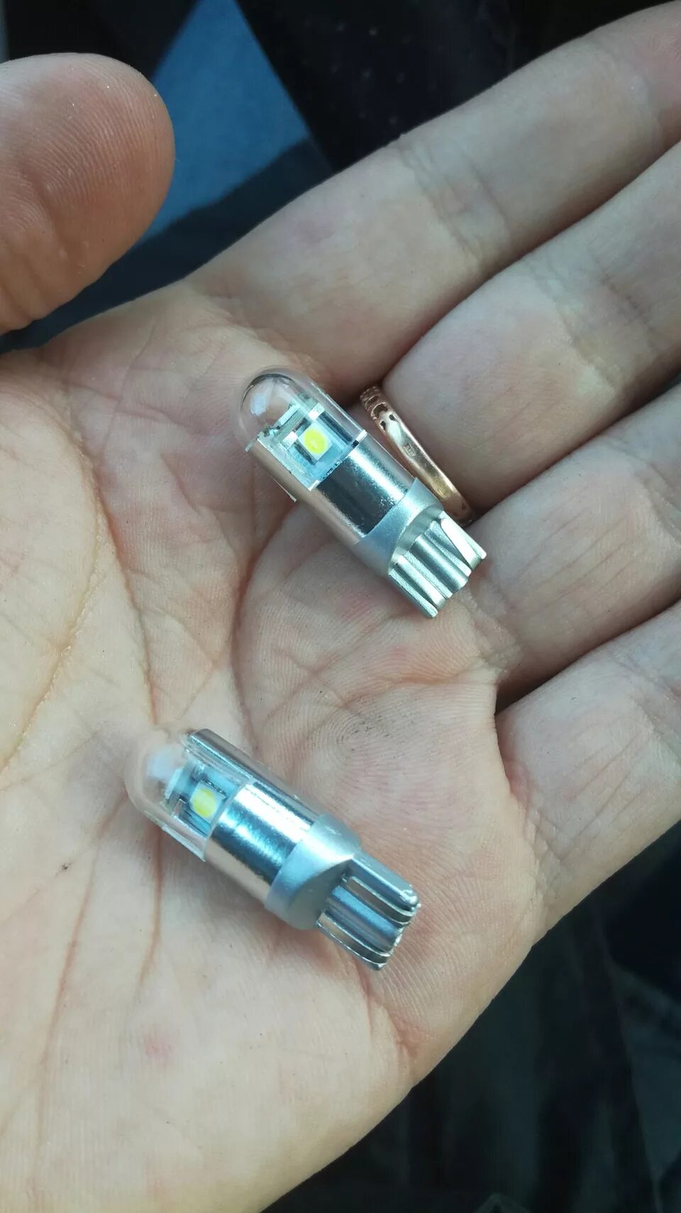 Цоколь поворотника шевроле спарк 2007. Габаритные лампочки в фарах. Лампа поворотника рено флюенс задний. Лампа ближнего света шевроле нива. Габаритные лампочки в фарах.