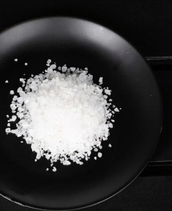 Что значит порченная. Соль от сглаза и порчи. Соль от сглаза и порчи на сковороде. Заговор на соль от негатива в сковороде. Заговор на соль от сглаза.
