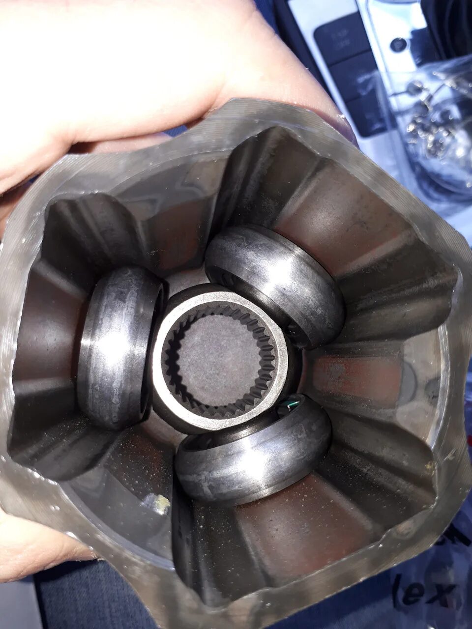 8 tsi. 8 tsi. 8 tsi. Вырванный внешний шрус на пассат б6. 8 tsi.