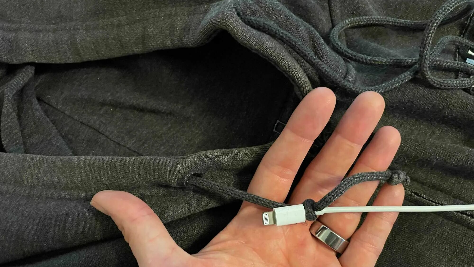 Как вставить шнурок в шорты. Брюки с резинкой на поясе. Пояс брюк спортивных со шнурком. Шнурки на штанах. Как красиво завязать шнурки на штанах.