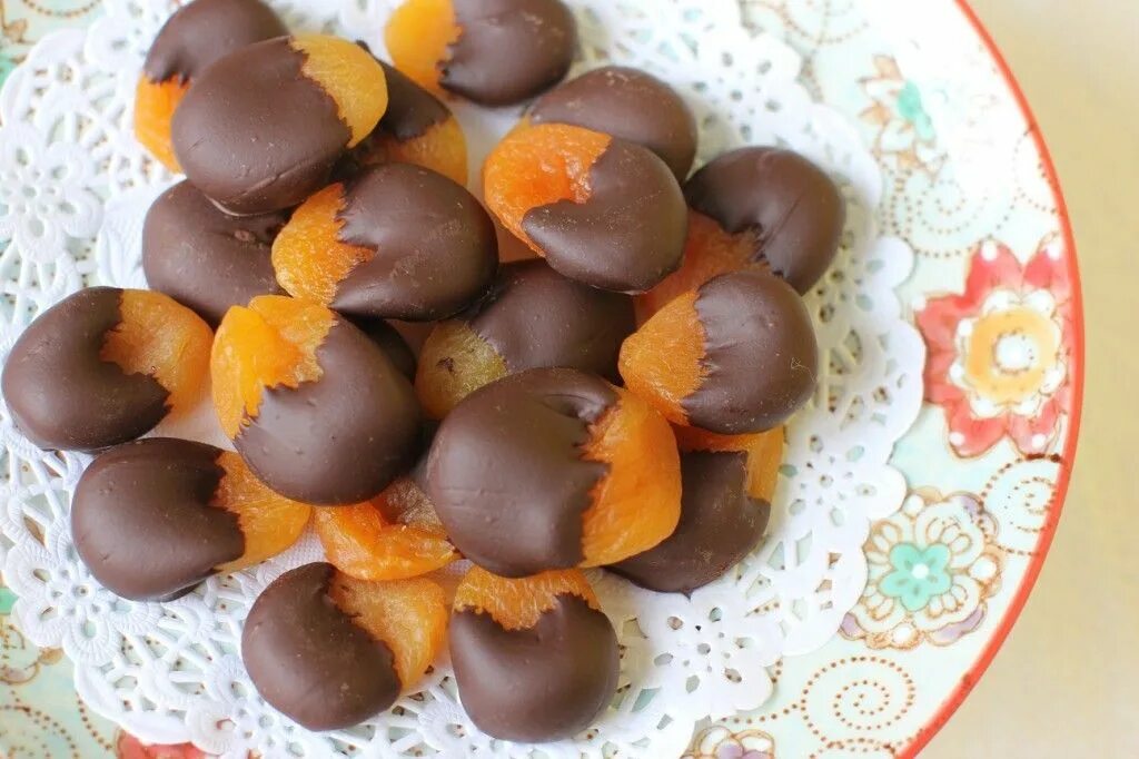 Шоколадная курага абрикос. Фрукты и шоколад. Конфеты из кураги. Конфеты с сухофруктами.