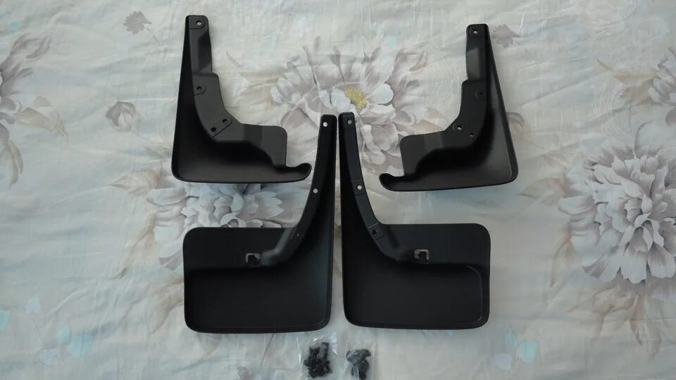 Брызговики тойота оригинальные. Брызговик на тойота рав 4 2003 года. Брызговик тойота рав 4 2010. Toyota camry 2017 брызговики. Брызговики toyota aqua.