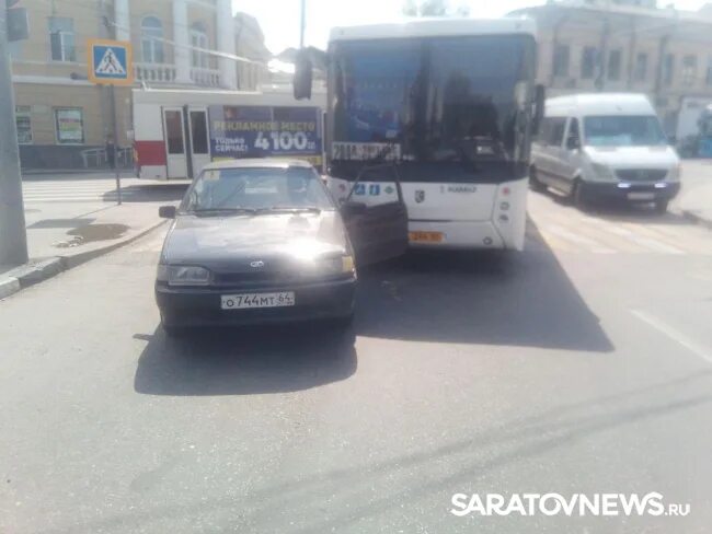 Энгельс автобус 284б. Авария Энгельс маршрутка. Царапина на автобусе. Саратов аварии Газель автобус. Жуковский маршрутка поцарапала машину.