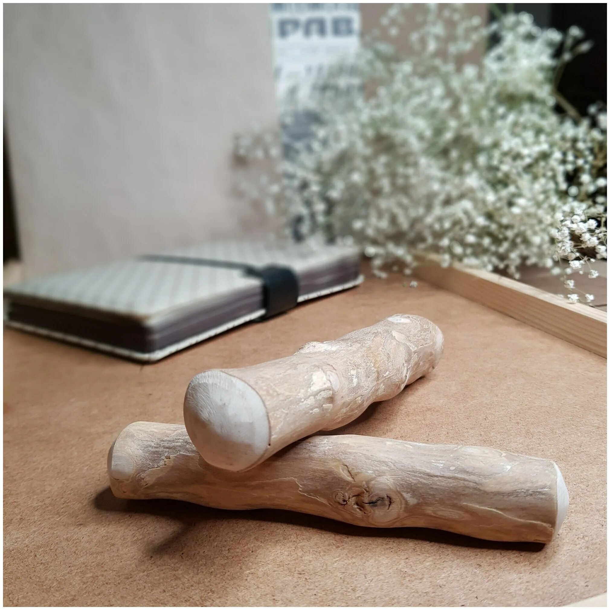 собака грызет палку. палочка кофейного дерева. палочка кофейного дерева. палка из кофейного дерева для собак. кофейная палочка для собак.