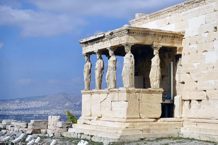 пропилеи это в древней греции. высокий акрополя. браврейон акрополь. древняя греция храм эрехтейон. кариатиды эрехтейона афинский акрополь.