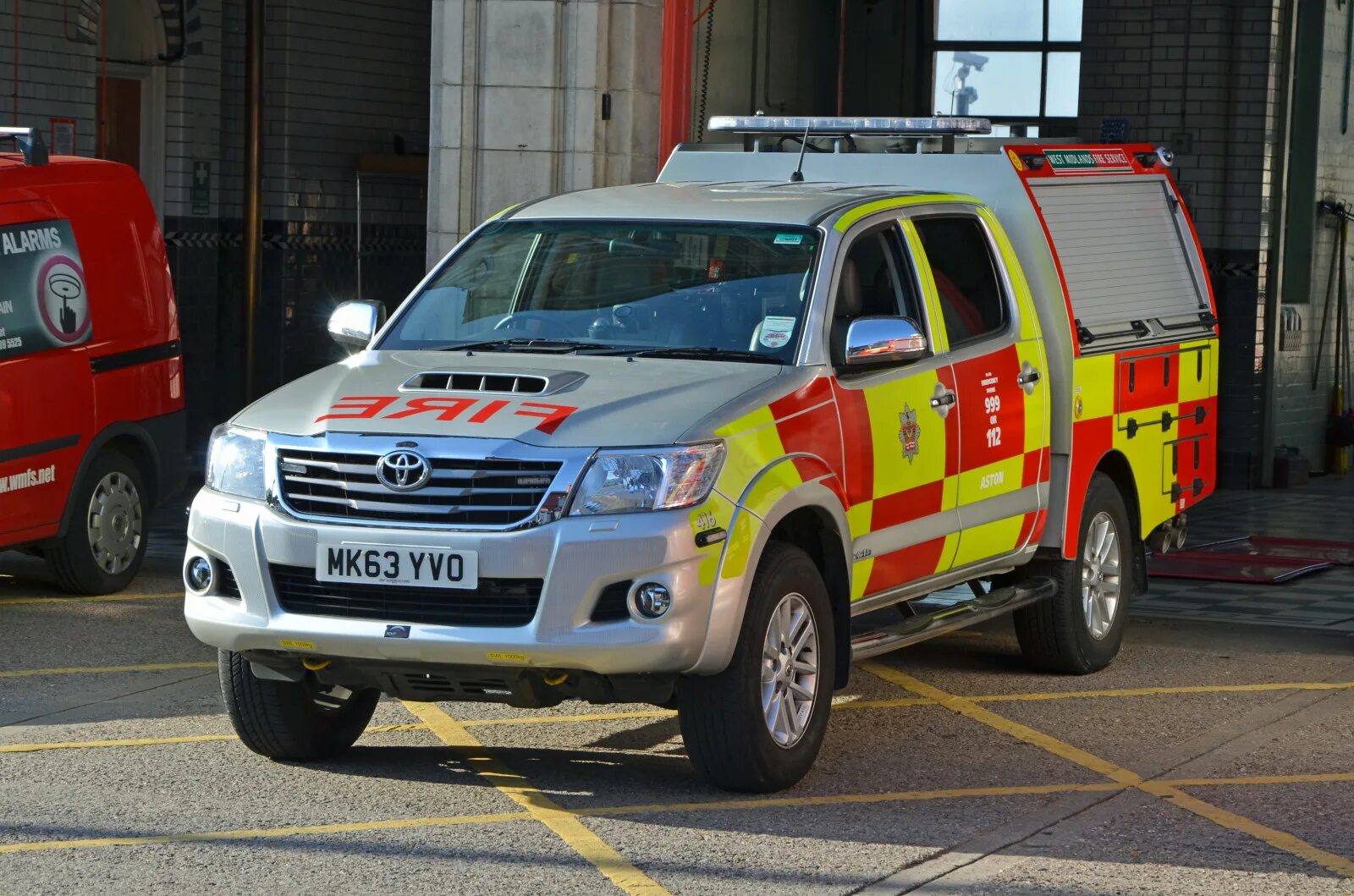 Fire truck police car. Toyota Hilux полиция. Toyota Hilux пожарный. Военная полиция автомобили. Машины военной полиции России.