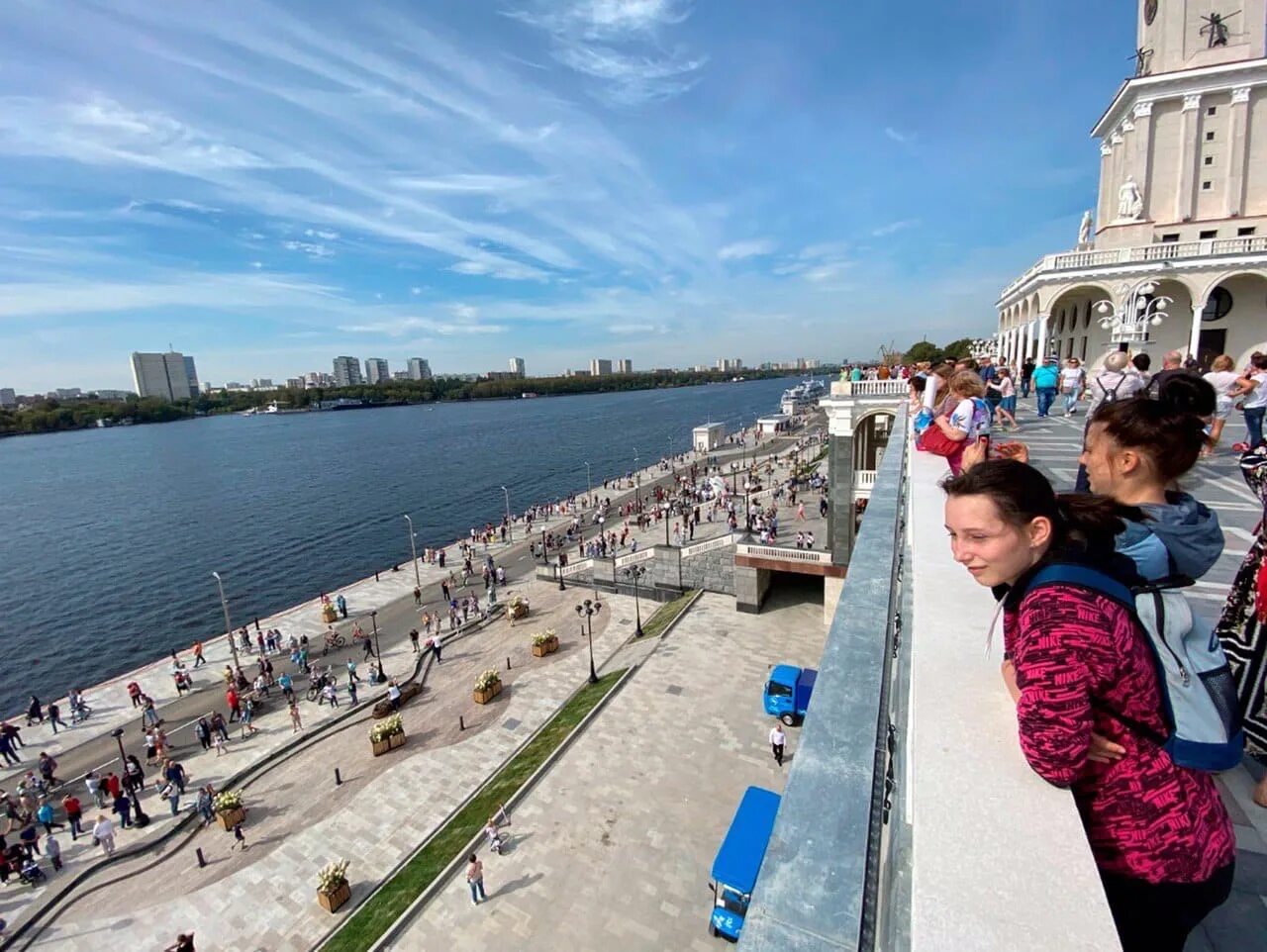 Набережная в москве где. Северный Речной вокзал смотровая площадка. Ресторан Волга-Волга Москва Речной вокзал. Прогулка по набережной. Новая набережная в Москве.