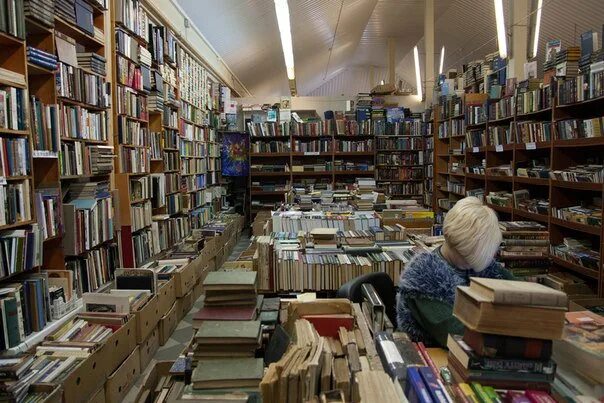 Букинист тула. Букинист магазин. Букинистический магазин в москве. Книжный магазин москва букинистический отдел. Коллекционер букинист.