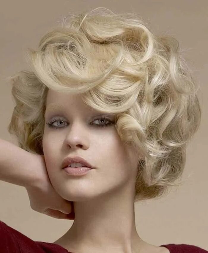 прически со средними волосами. локоны каре мелирование. пышная женская прическа. стрижки на пышные волосы. волнистый боб 2020.