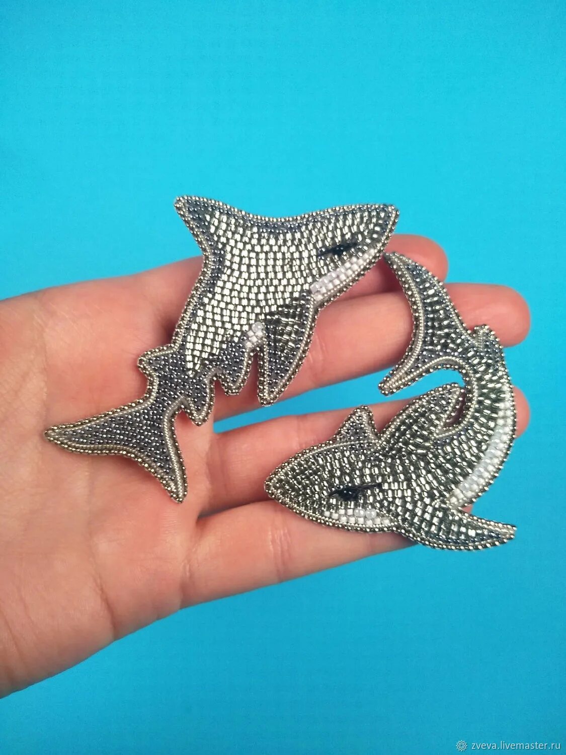 Дельфин из бисера. Акула из бисера. Акула из бисера. Брошка акула из бисера. Плетение из бисера акула.