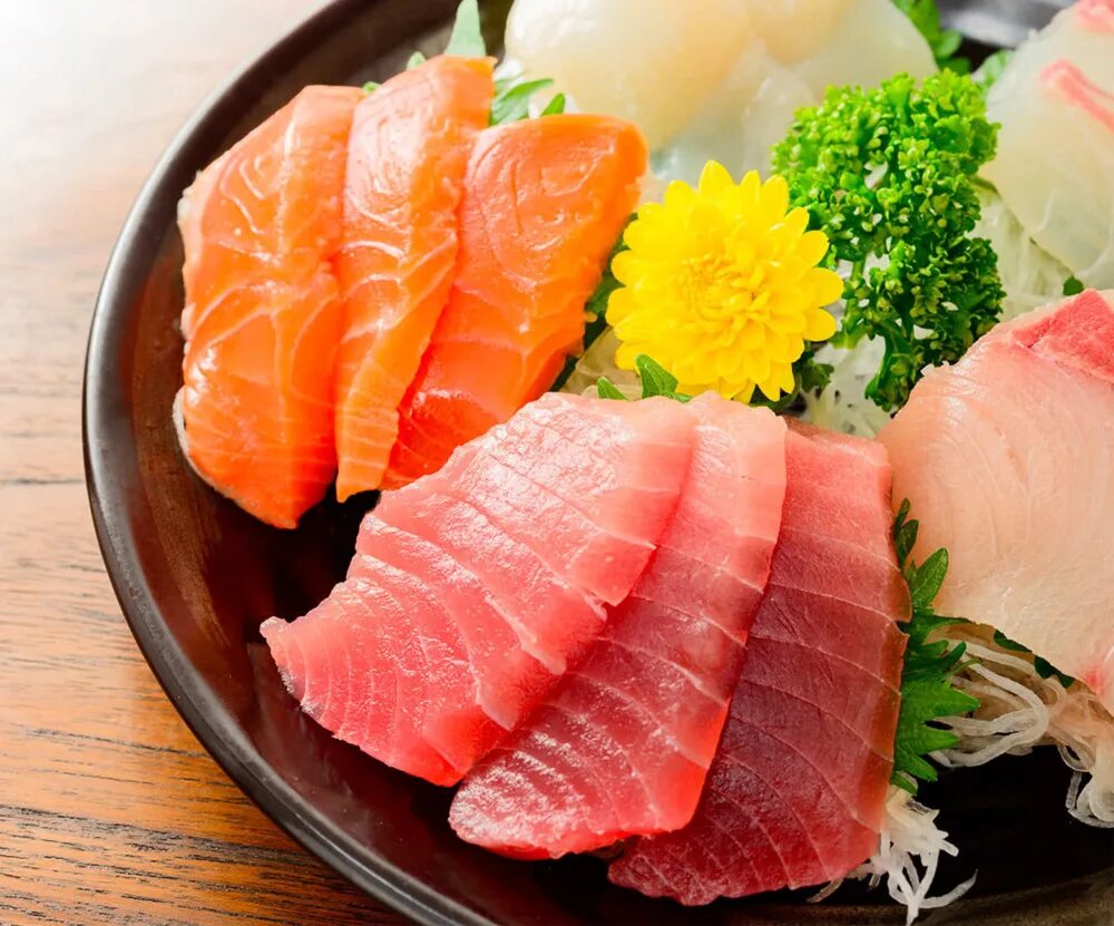Мясо рыбы каких можно есть. Сашими Салмон. Сашими Япония. Рыбное сашими. Сашими блюдо.