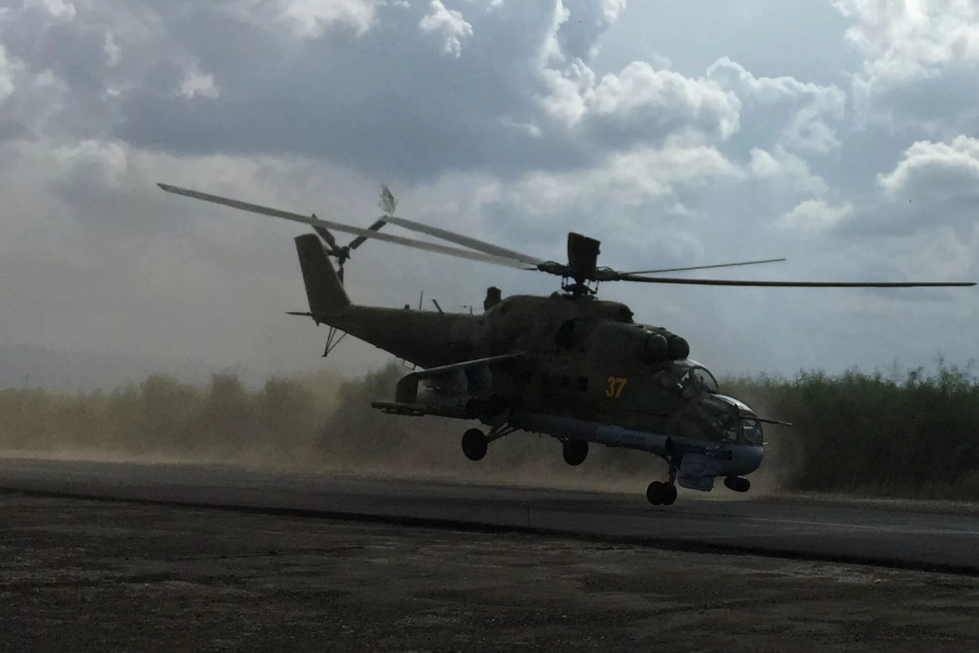 Вертолёт крокодил ми-24. Вертолет "ми-24а". Вертолёт крокодил ми-24 боевой. Ми-24 Абхазия. Флигтрадар24