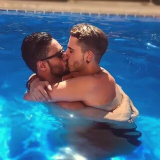 Два гея в бассейне