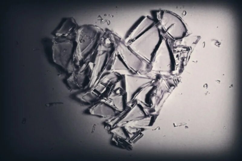 Разбитые треки. Разбитое сердце стекло. Разбитое стеклянное сердце. Осколки сердец. Разбитое сердце на осколки.